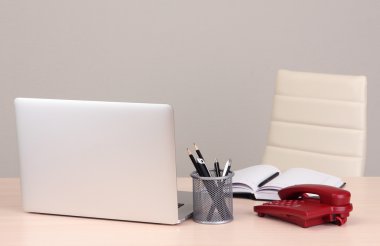 Bilgisayarlı ofis işyeri, kapat