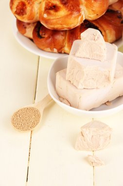 pasta üzerinde ahşap masa yakın çekim ile kuru maya