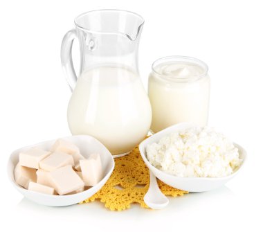 taze süt ve süt ürünleri üzerinde beyaz izole