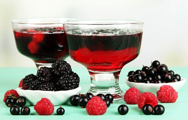 Jelly with fresh berries on green wooden table — Stock Photo, Image