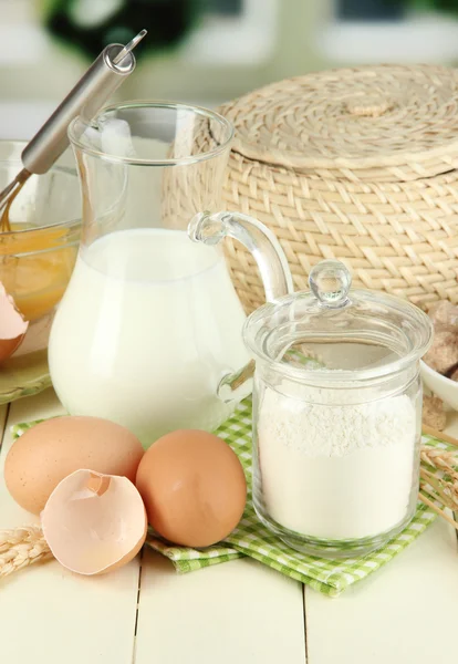 Ingredientes de massa de farinha na mesa de madeira no contexto natural — Fotografia de Stock