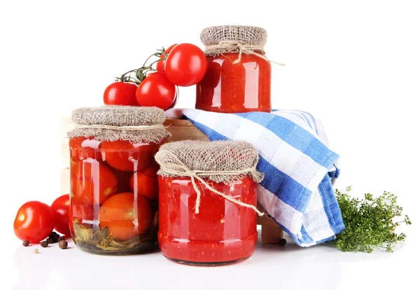 Smaczne konserwy i świeże pomidory, na białym tle — Zdjęcie stockowe