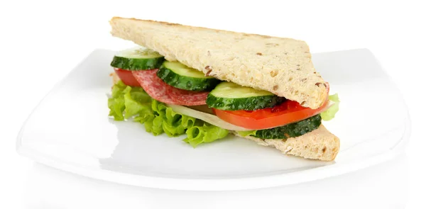 Lekkere sandwich met salami worst en groenten op wit bord, geïsoleerd op wit — Stockfoto