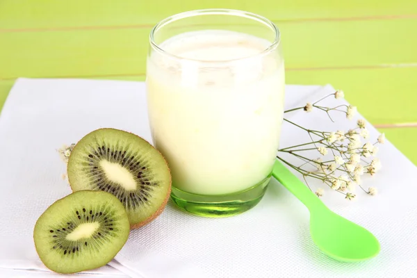 Köstlicher Joghurt mit Kiwi im Glas auf Holztisch in Großaufnahme — Stockfoto