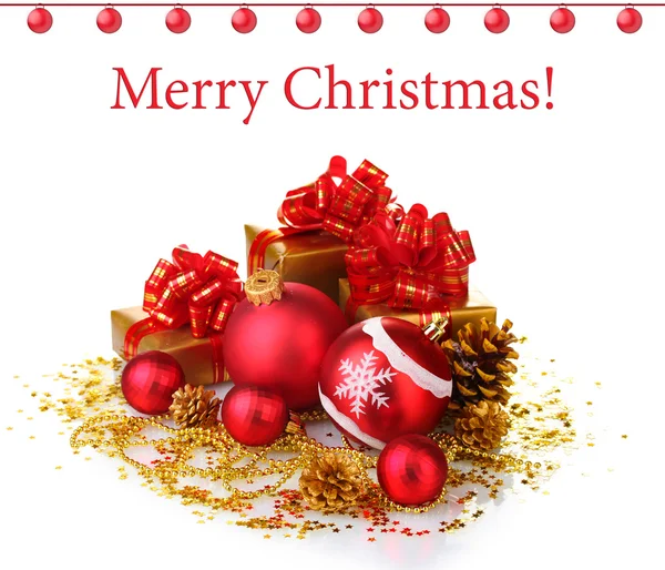 Vackra röda julgranskulor och gåvor isolerad på vit — Stockfoto