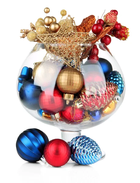 Tigela de vidro cheio de decorações de Natal, isolado em branco — Fotografia de Stock