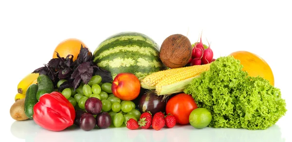 Frutas e legumes diferentes isolados em branco — Fotografia de Stock