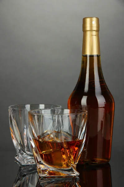 Glas whisky met fles, op donkere achtergrond — Stockfoto