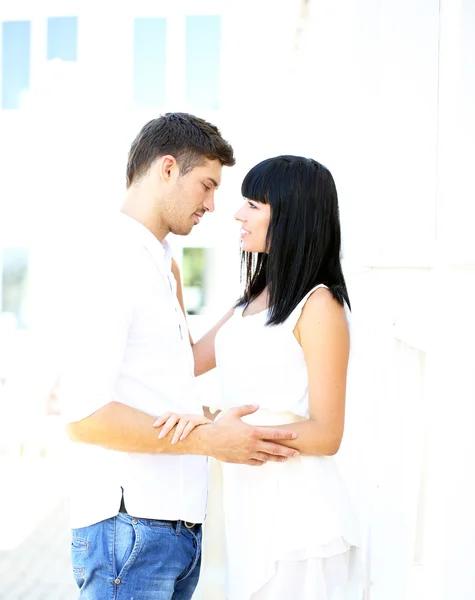 Beau jeune couple romantique, en plein air — Photo