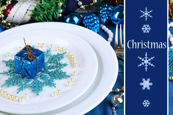 Pequeño regalo de Navidad en plato al servir mesa de Navidad en tonelada azul — Foto de Stock