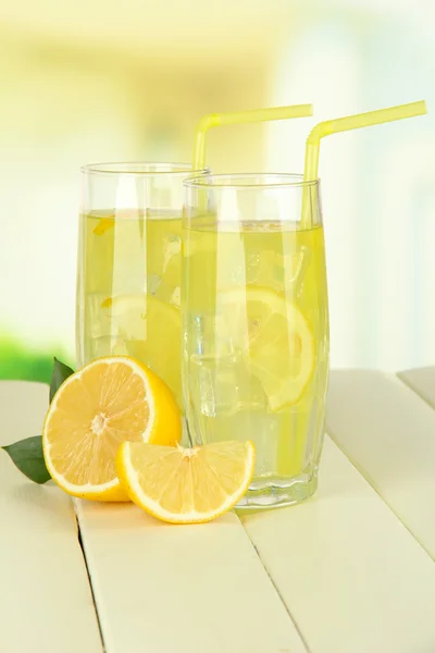 Köstliche Limonade auf dem Tisch auf hellem Hintergrund — Stockfoto