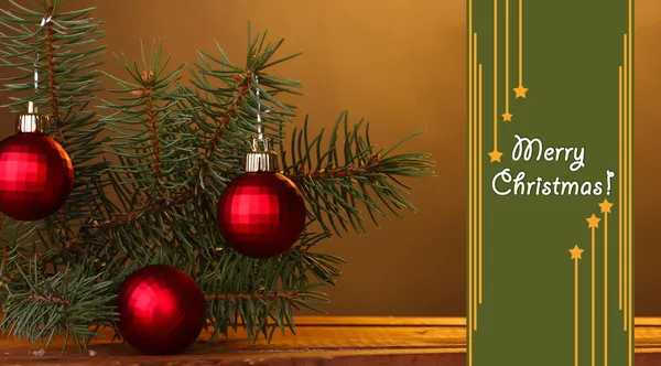 तपकिरी पार्श्वभूमीवर लाकडी टेबलवर सुंदर नवीन वर्षाच्या चेंडूंसह ख्रिसमस ट्री — स्टॉक फोटो, इमेज