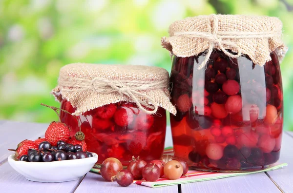 Marmellata di bacche fatta in casa su tavolo di legno su sfondo luminoso — Foto Stock