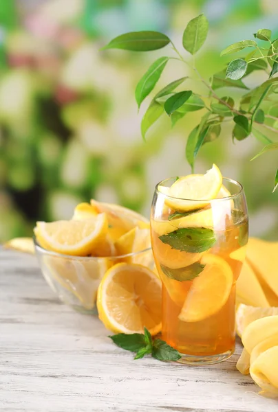 Buzlu çay limon ve nane ahşap masa, açık havada — Stok fotoğraf