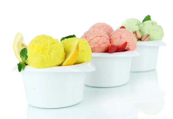 Вкусные шарики мороженого в мисках, изолированные на белом — стоковое фото