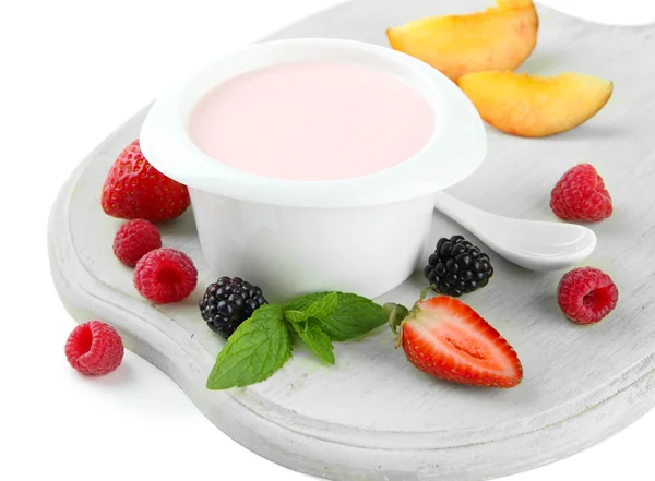 Heerlijke yoghurt met fruit en bessen geïsoleerd op wit — Stockfoto
