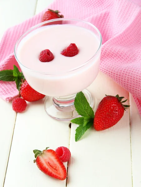 Köstlicher Joghurt mit Beeren auf dem Tisch aus nächster Nähe — Stockfoto