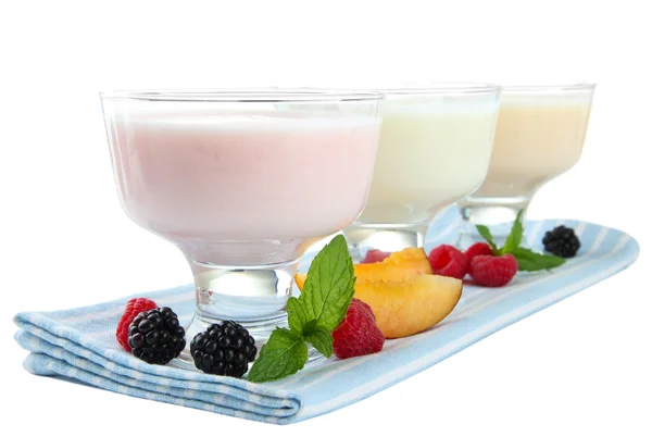 Delizioso yogurt con frutta e bacche isolate su bianco — Foto Stock