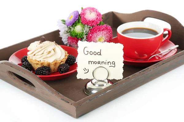 Kopje thee met gebak op houten dienblad geïsoleerd op wit — Stockfoto