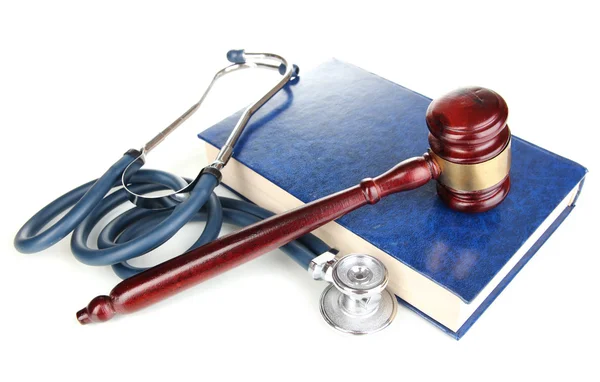 Concept de droit médical. Gavel et stéthoscope sur livre isolé sur blanc — Photo