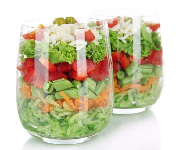 Smakelijke Salade met verse groenten, geïsoleerd op wit — Stockfoto