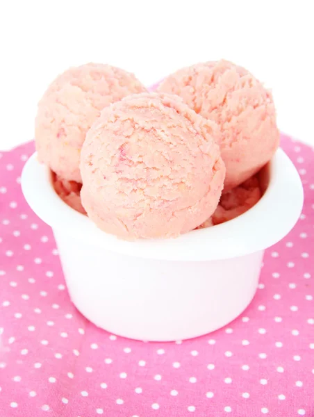 Chutné zmrzlinové kopečky v misce, izolované na bílém — Stock fotografie
