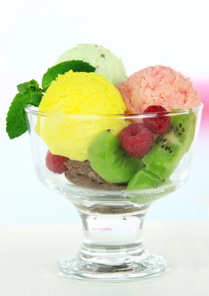 おいしいアイスクリームのスクープ、木製テーブルの上 — ストック写真