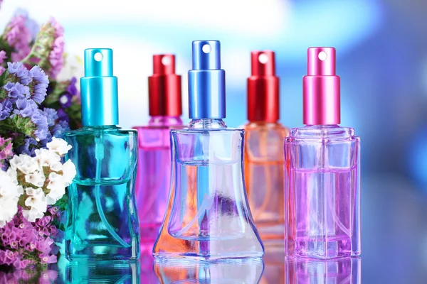 Women perfume in beautiful bottles and flowers — Stock Photo, Image