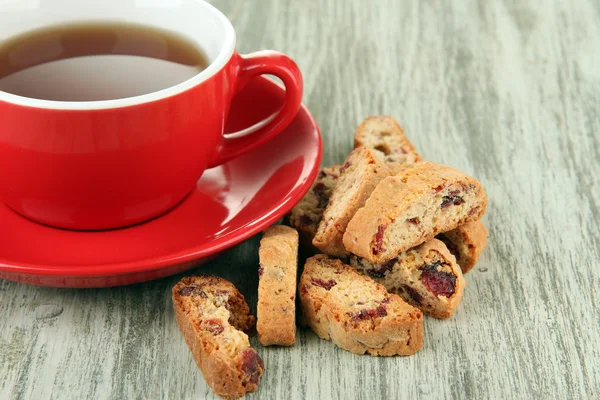 Tazza di tè con biscotti in tavola primo piano — Foto Stock