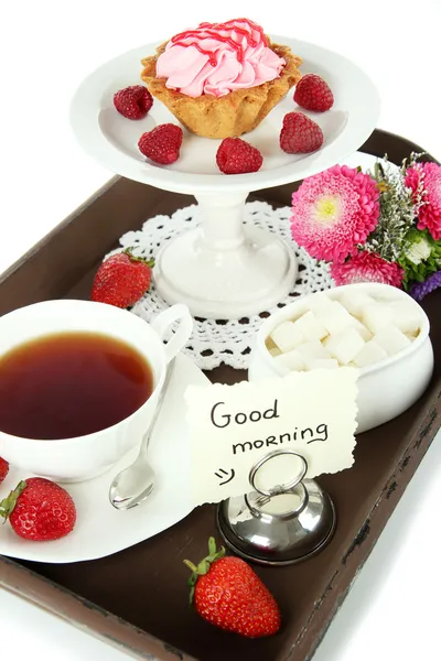 Taza de té con pasteles en bandeja de madera aislada en blanco —  Fotos de Stock