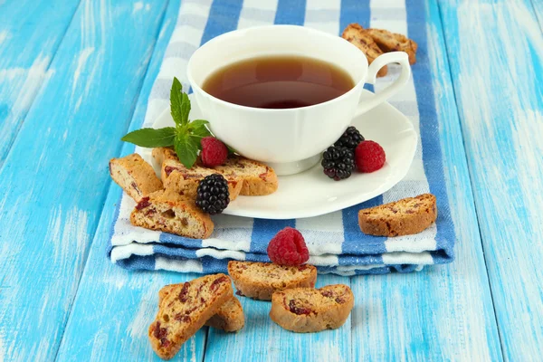 Φλιτζάνι τσάι με τα cookies και τα μούρα σε κοντινό πλάνο του πίνακα — Φωτογραφία Αρχείου
