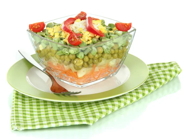 Smakelijke Salade met verse groenten, geïsoleerd op wit — Stockfoto