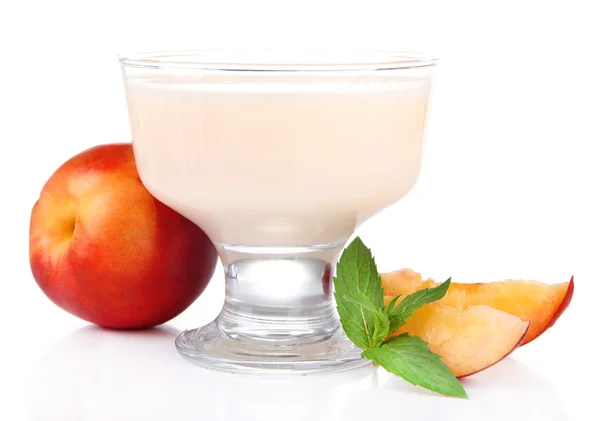 Delizioso yogurt con frutta isolata su bianco — Foto Stock