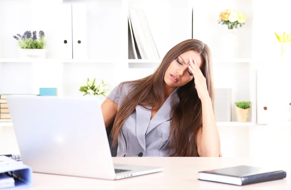 Joven mujer de negocios en el cargo — Foto de Stock