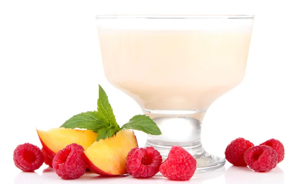 Delizioso yogurt con frutta e bacche isolate su bianco — Foto Stock