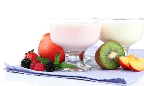 Iogurte delicioso com frutas e bagas isoladas em branco — Fotografia de Stock