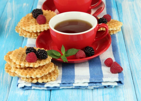 Filiżanek herbaty z ciasteczka i owoce na stół szczegół — Zdjęcie stockowe