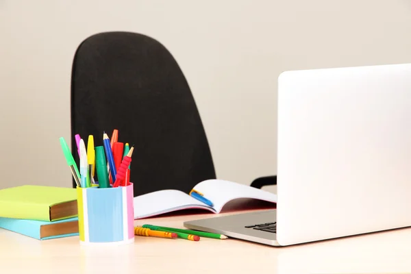 Lugar de trabajo con ordenador, primer plano — Foto de Stock