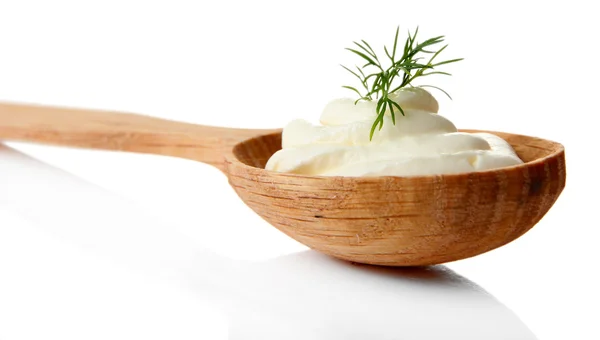 Crema agria en cuchara aislada sobre blanco —  Fotos de Stock