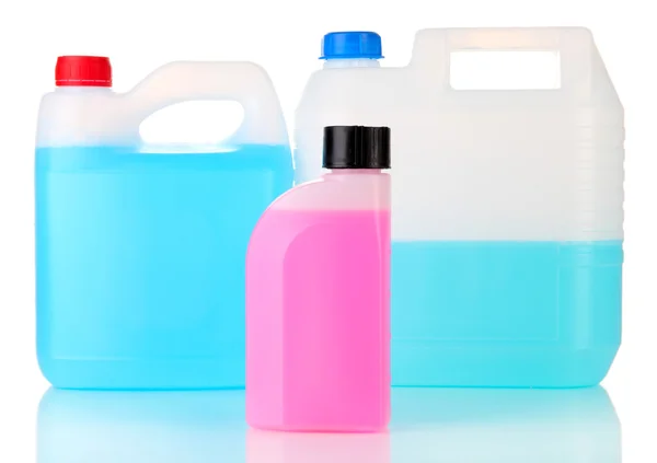 Diferentes líquidos para coche en recipientes aislados en blanco — Foto de Stock