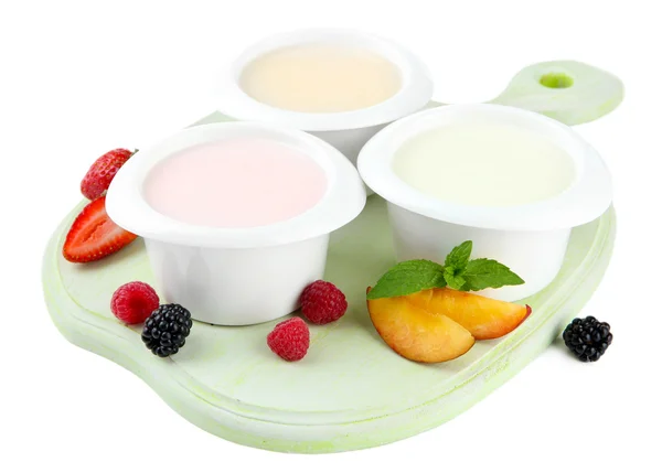 Delicioso yogur con frutas y bayas aisladas en blanco —  Fotos de Stock