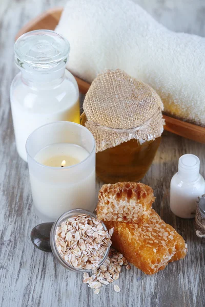 Miel y leche spa con aceites y miel en la mesa de madera primer plano — Foto de Stock