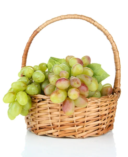 Uva fresca em cesta de vime, isolada sobre branco — Fotografia de Stock