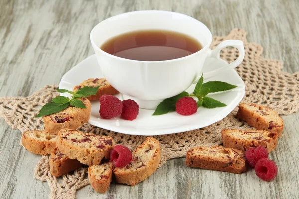 Tazza di tè con biscotti e lamponi sul tavolo primo piano — Foto Stock