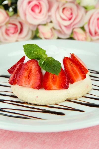 Leckerer Baiser-Kuchen mit Beeren, aus nächster Nähe — Stockfoto