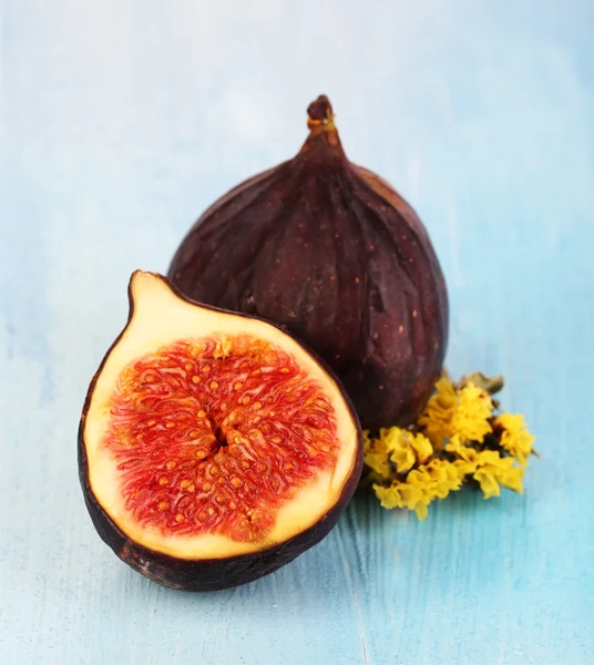 Ripe figs on blue wooden table close-up — Stock Photo, Image