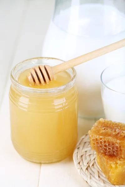 Miele e latte sul tavolo di legno primo piano — Foto Stock