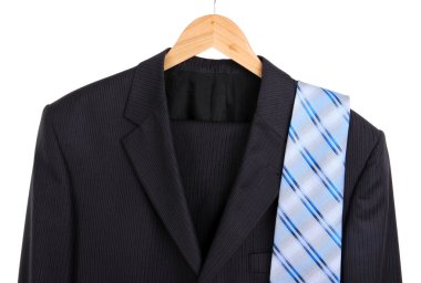 takım elbise ve kravat askısı beyaz zemin üzerine üstünde