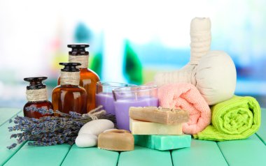 Natürmort, sabun ve parlak zemin üzerine taze lavanta masaj topları sabun lavanta mum ile