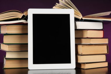Tablet ve parlak zemin üzerine kitaplar